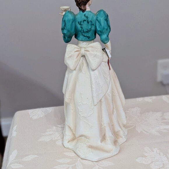 VTG Avon Mrs. Albee Award President’s Club 1995 Victorian Porcelain Figurine 10" - Picture 4 of 7